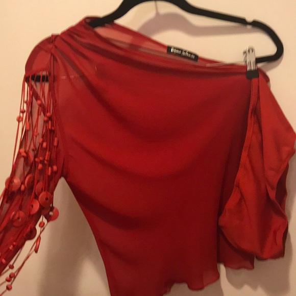 Wooden detailed one sleeve top - Picture 3 of 3